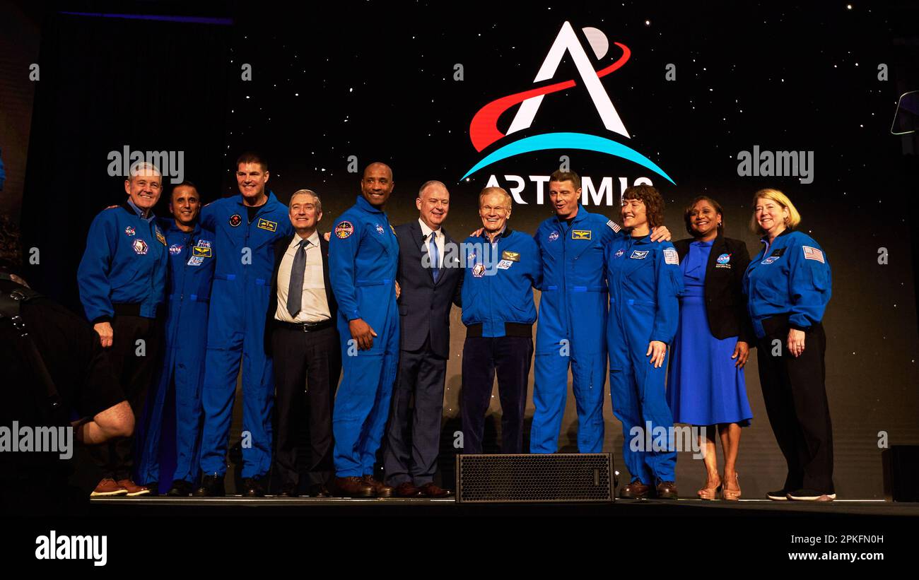 NASA- und CSA-Führung posieren für ein Foto mit der Artemis II Crew auf der NASA-Ankündigungsveranstaltung in Houston, USA, 3. April 2023 Stockfoto