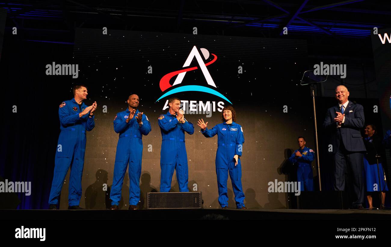 NASA Director of Flight Operations, Norm Knight, stellt die Crew von Artemis II in Houston, USA, am 3. April 2023 vor Stockfoto