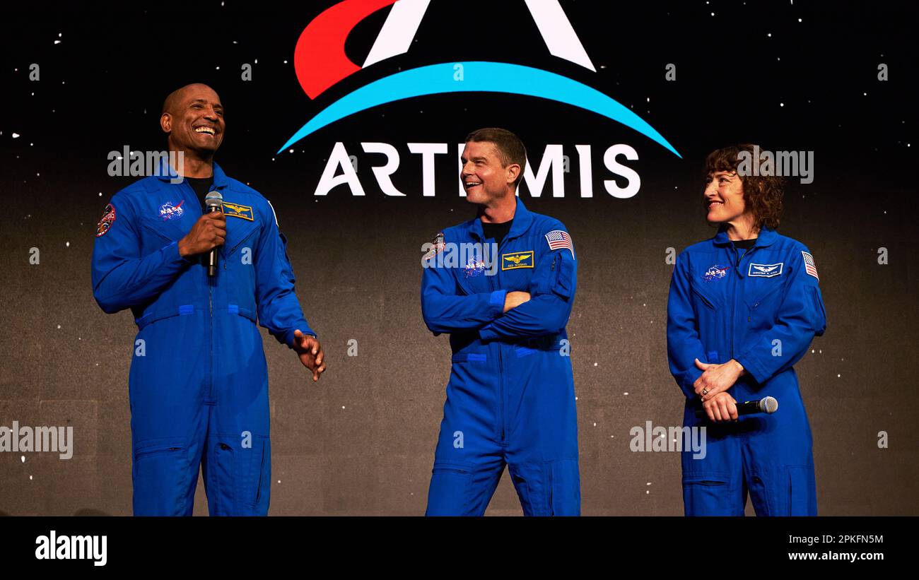 Der amerikanische Astronaut, Pilot von Artemis II, Victor Glover, hält am 3. April 2023 auf der NASA-Ankündigungsveranstaltung in Houston, USA, eine Rede. Stockfoto