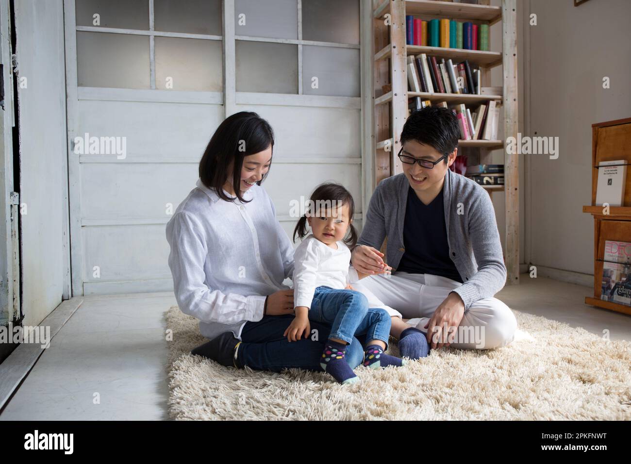 Die Familie hängt im Wohnzimmer rum Stockfoto