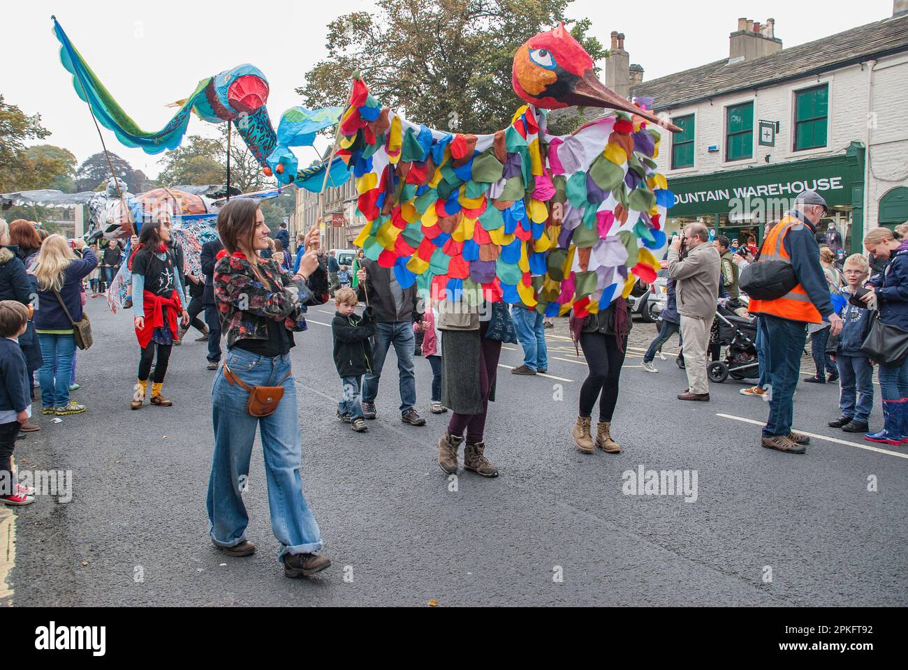 Riesenvögel auf der Straßenparade beim Skipton Puppet Festival 2015. Stockfoto