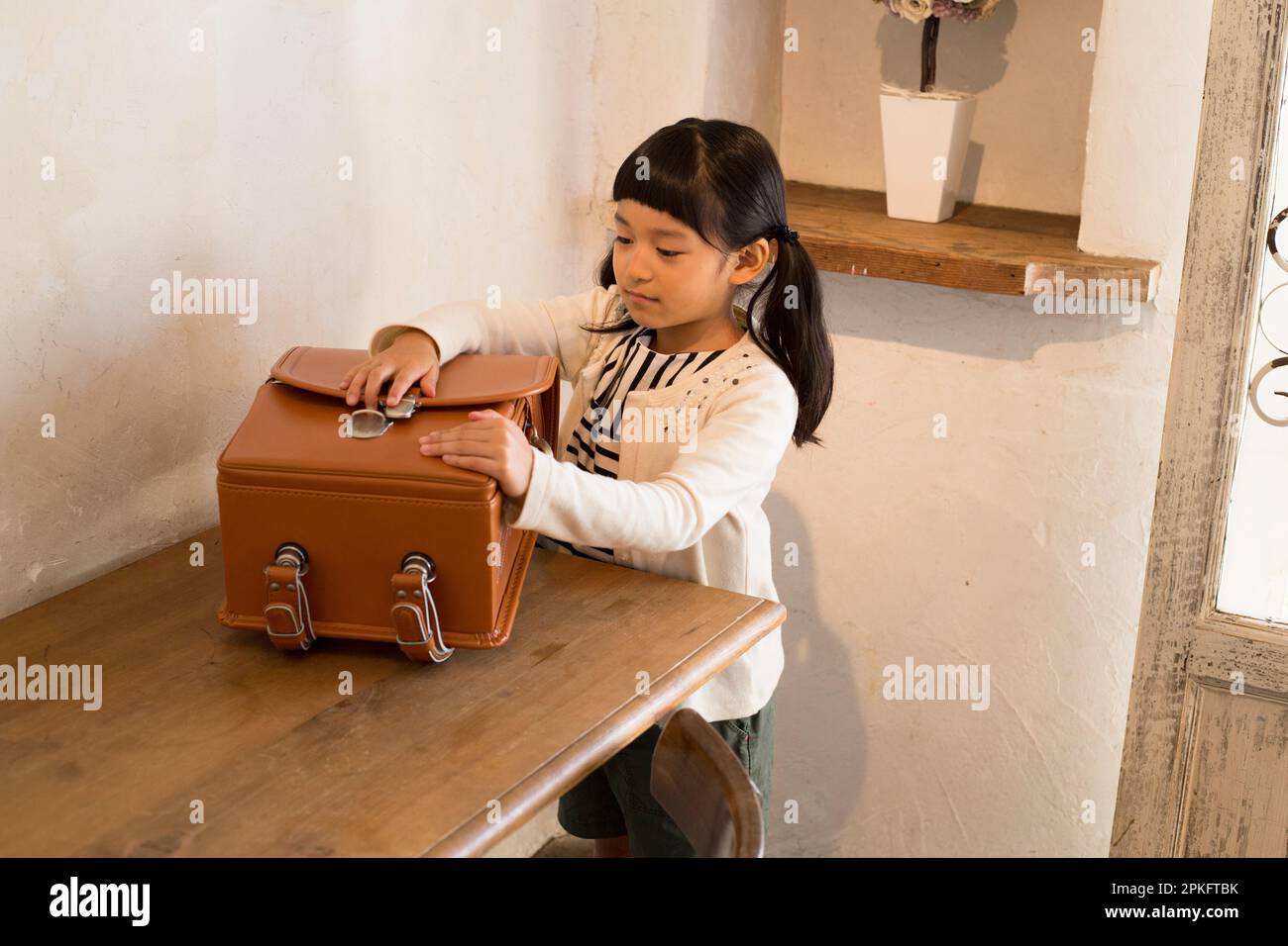 Grundschulmädchen mit Schulrucksack Stockfoto