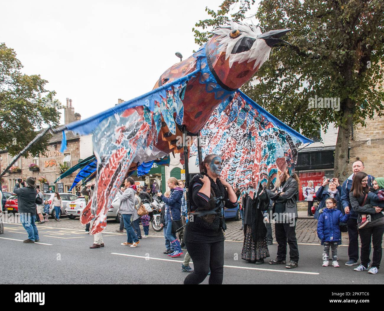 Riesenvögel auf der Straßenparade beim Skipton Puppet Festival 2015. Stockfoto