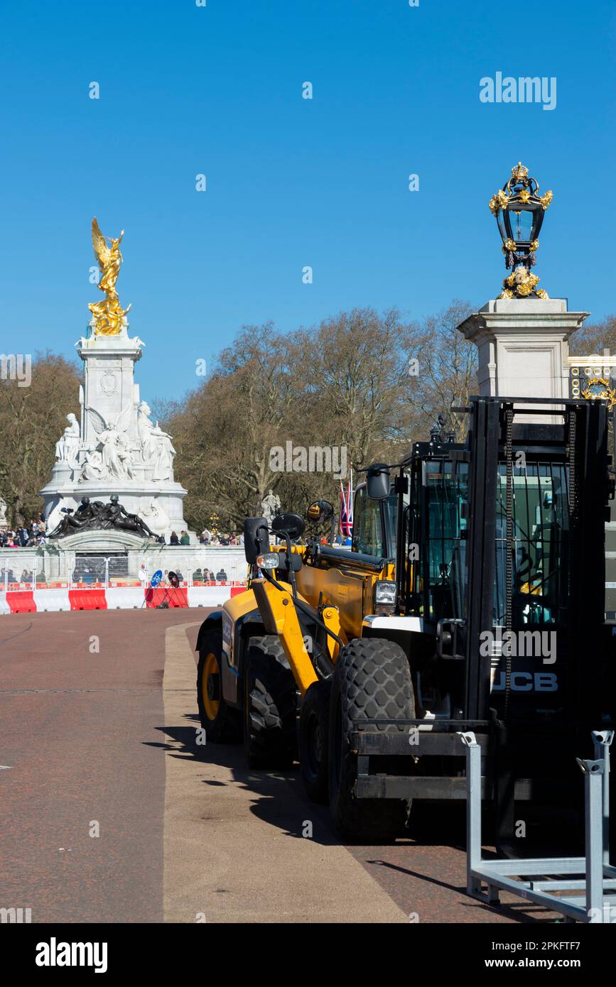 Westminster, London, Großbritannien. 7. April 2023. Auf einer großen Fläche mit Sitzplätzen gegenüber dem Buckingham Palace an der Spitze der Mall werden Bauarbeiten durchgeführt, um Veranstaltungen im Zusammenhang mit der Krönung von König Karl III. Im Mai vorzubereiten. Der Zugang zur Straße und zum Bürgersteig wurde gesperrt Stockfoto