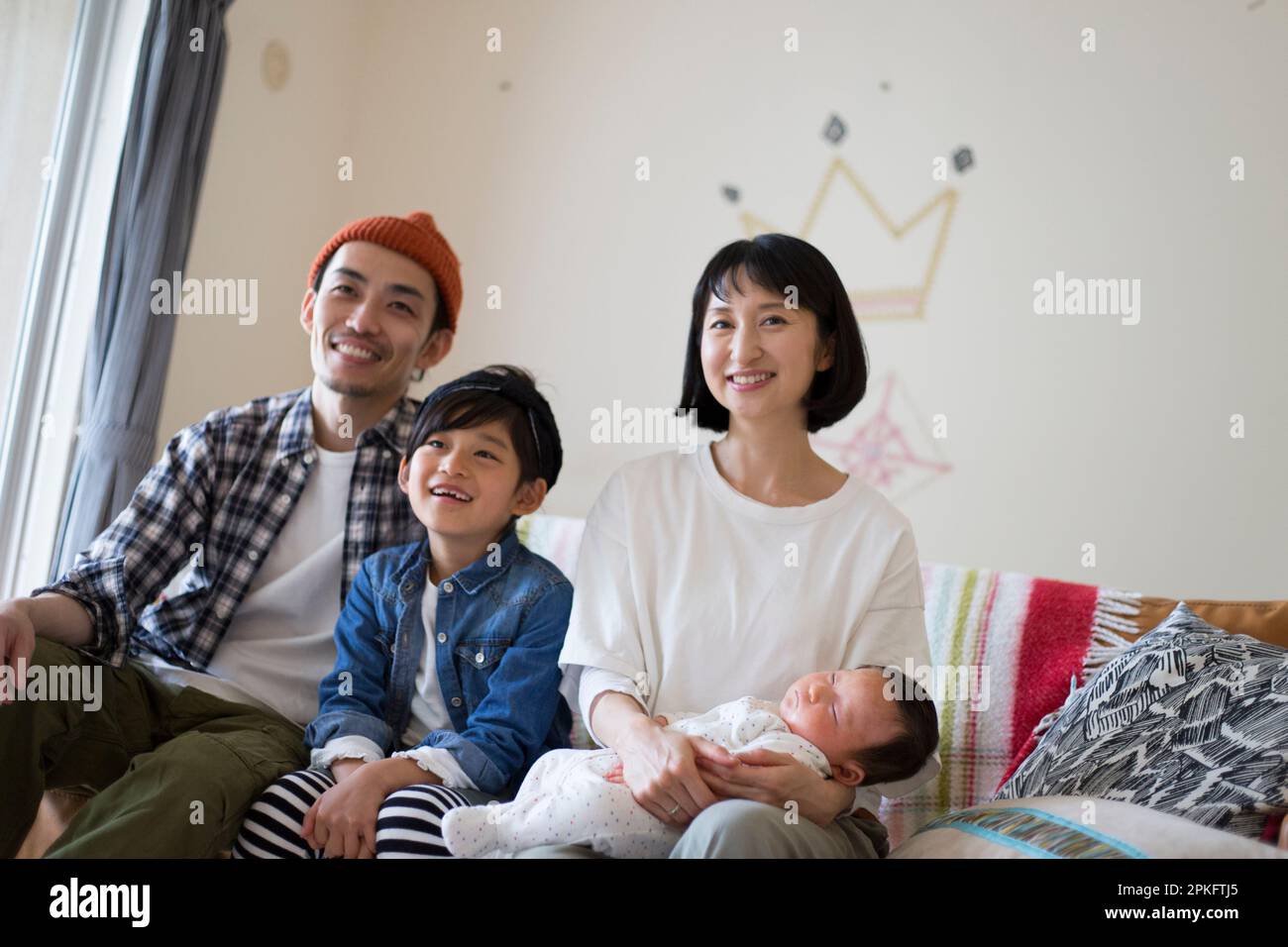 Familien entspannen auf dem Sofa im Wohnzimmer Stockfoto