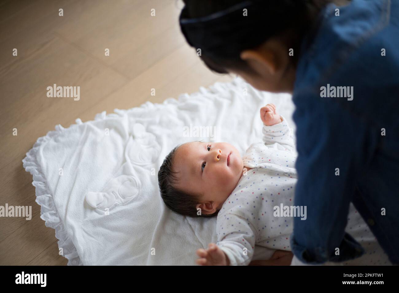 Eine ältere Schwester einer Grundschülerin, die sich um ihren kleinen Bruder kümmert Stockfoto