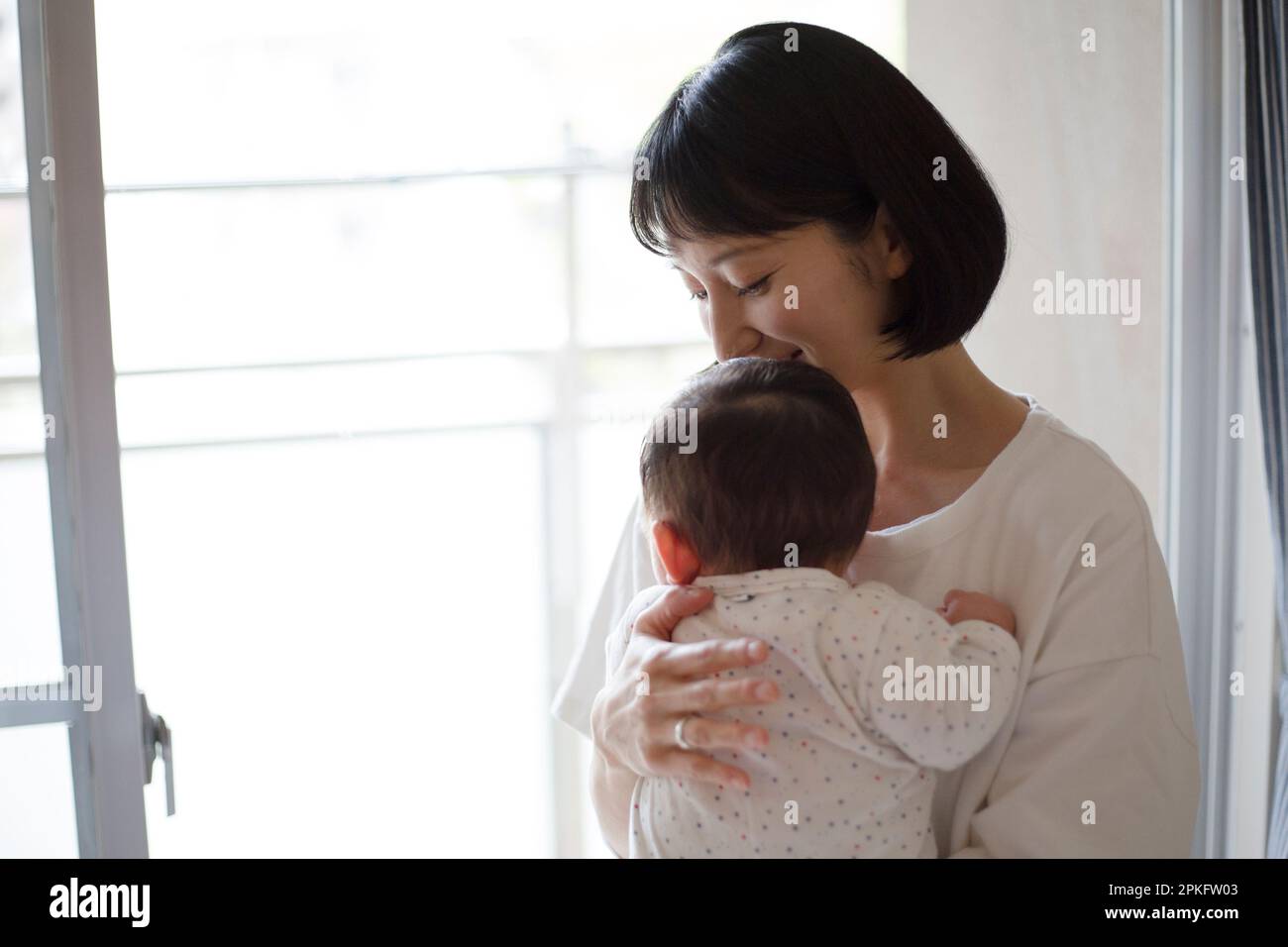 Eine Mutter hält ihr baby Stockfoto