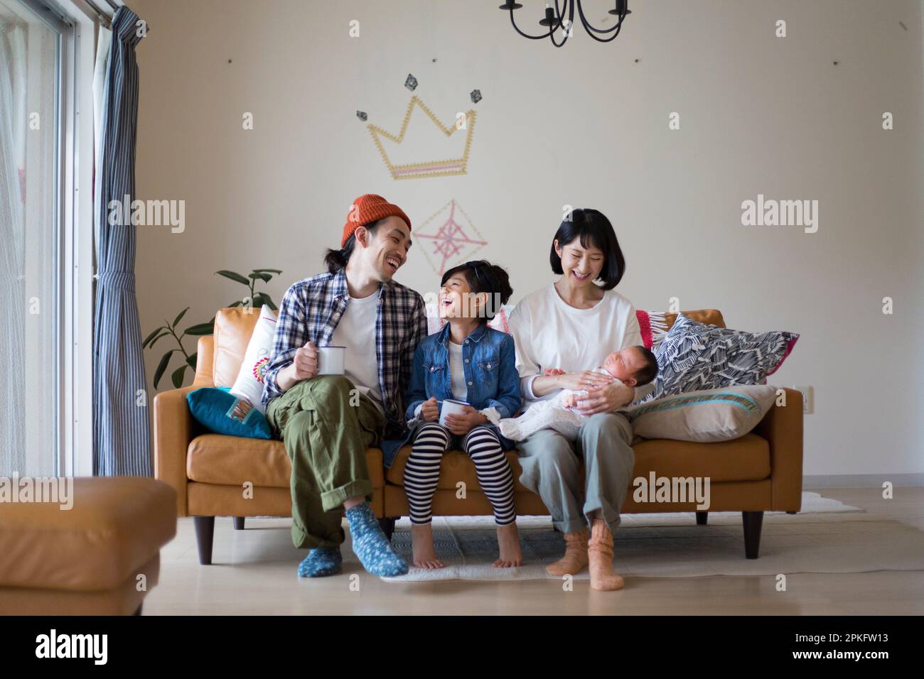 Familien entspannen auf einem Sofa im Wohnzimmer Stockfoto