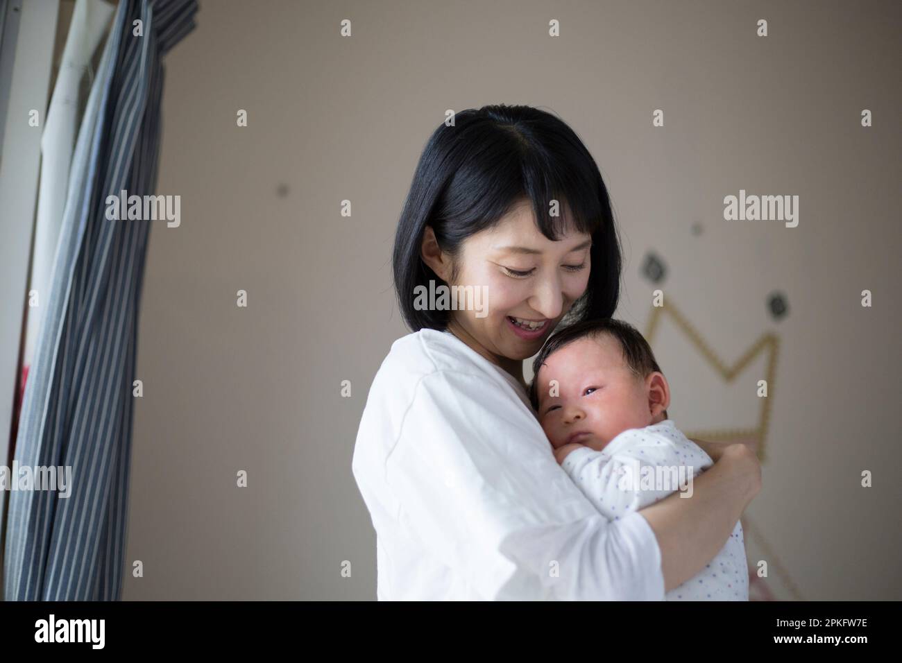 Eine Mutter hält ihr baby Stockfoto