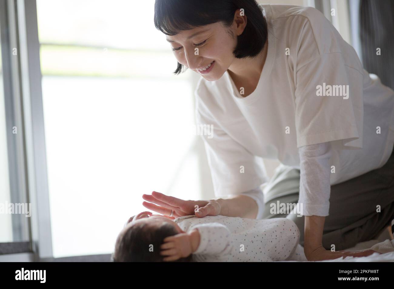 Eine Mutter, die ihr Baby stillt Stockfoto