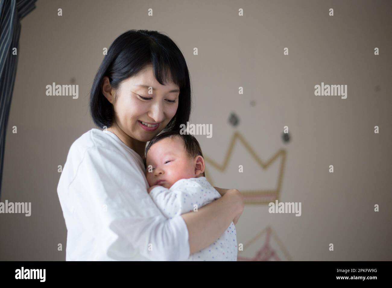 Eine Mutter hält ihr baby Stockfoto