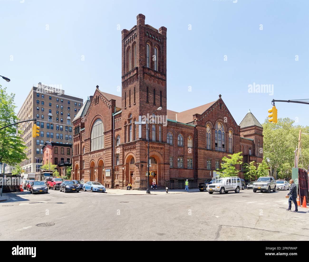 Der Baptist Temple in Downtown Brooklyn/Boerum Hill ist aus Ziegelsteinen auf einer Brownstone-Basis an der Ecke Schermerhorn Street und Third Avenue gebaut. Stockfoto