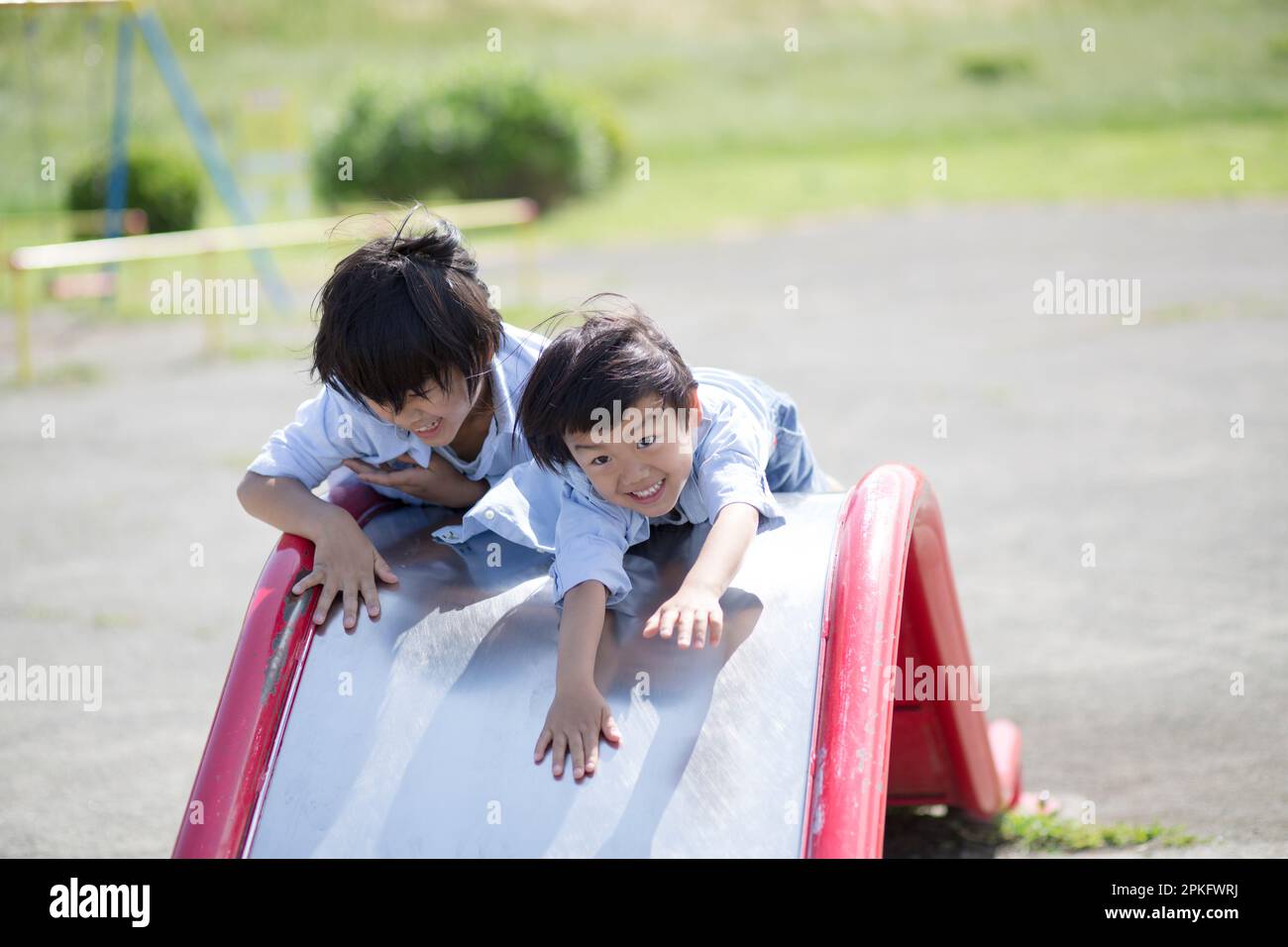 Jungs, die auf der Spielplatzausrüstung spielen Stockfoto