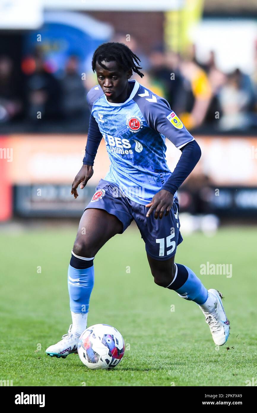 Junior Quitirna (15 Fleetwood) kontrolliert den Ball während des Spiels der Sky Bet League 1 zwischen Cambridge United und Fleetwood Town am Freitag, den 7. April 2023, im R Costings Abbey Stadium in Cambridge. (Foto: Kevin Hodgson | MI News) Guthaben: MI News & Sport /Alamy Live News Stockfoto