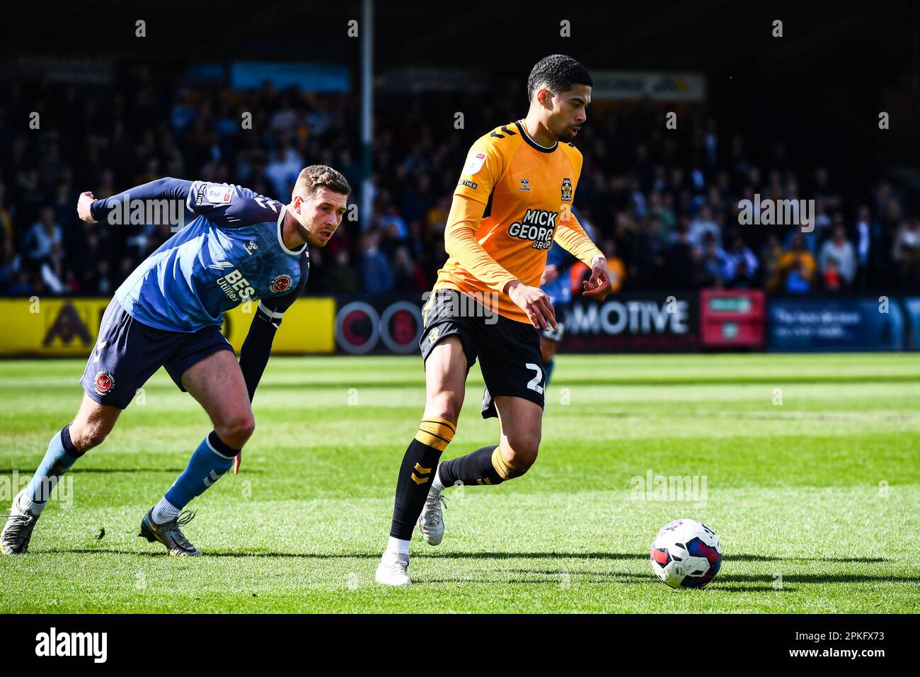 Harvey Knibbs (26 Cambridge United) kontrolliert den Ball während des Spiels der Sky Bet League 1 zwischen Cambridge United und Fleetwood Town im R Costings Abbey Stadium, Cambridge, am Freitag, den 7. April 2023. (Foto: Kevin Hodgson | MI News) Guthaben: MI News & Sport /Alamy Live News Stockfoto