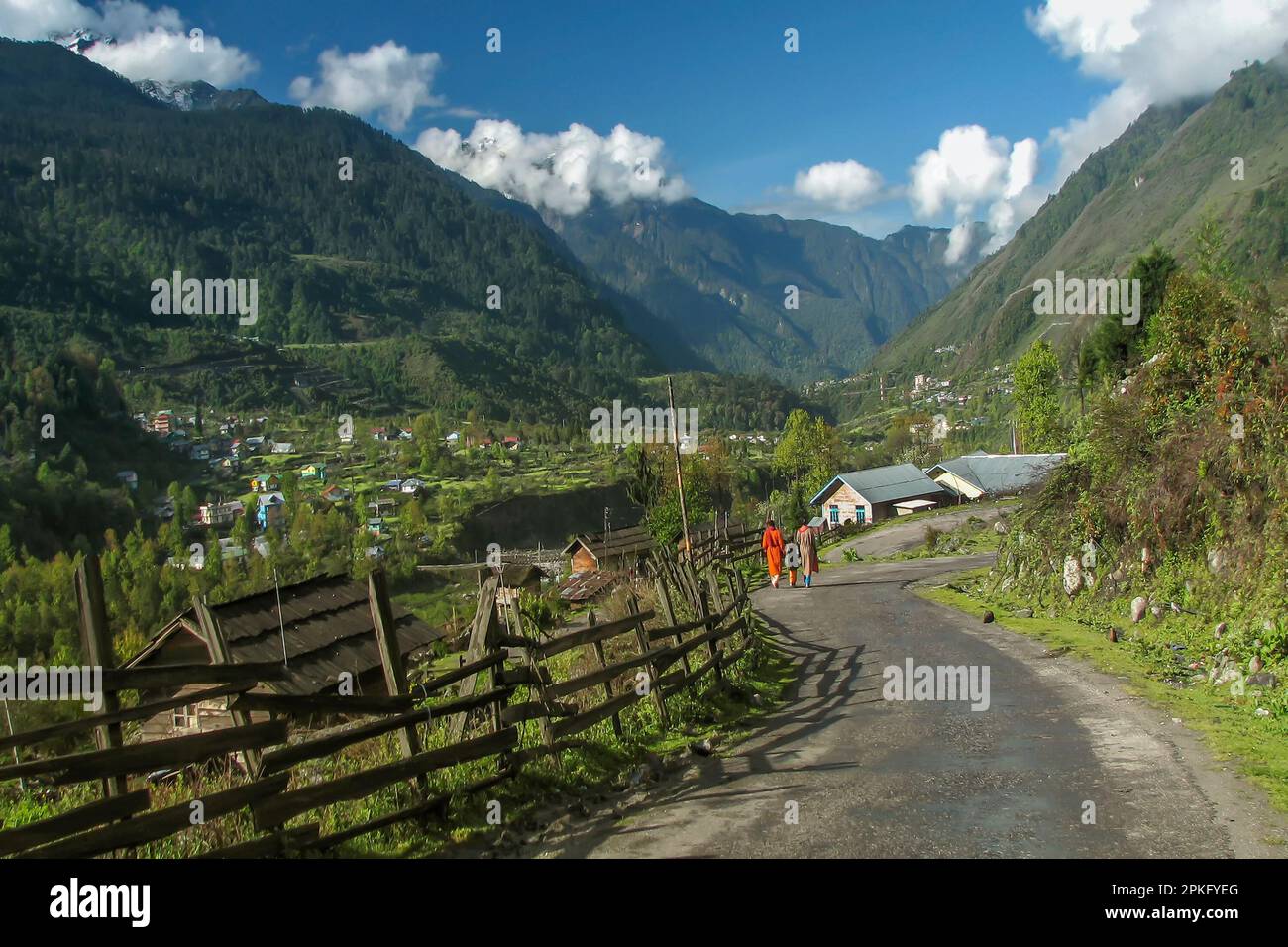 Straße von Lachung, Lachung-Tal, Stadt und eine wunderschöne Bergstation im Nordosten von Sikkim, Indien. 9.600 Fuß, Zusammenfluss von lachung und lachen Flüssen. Stockfoto