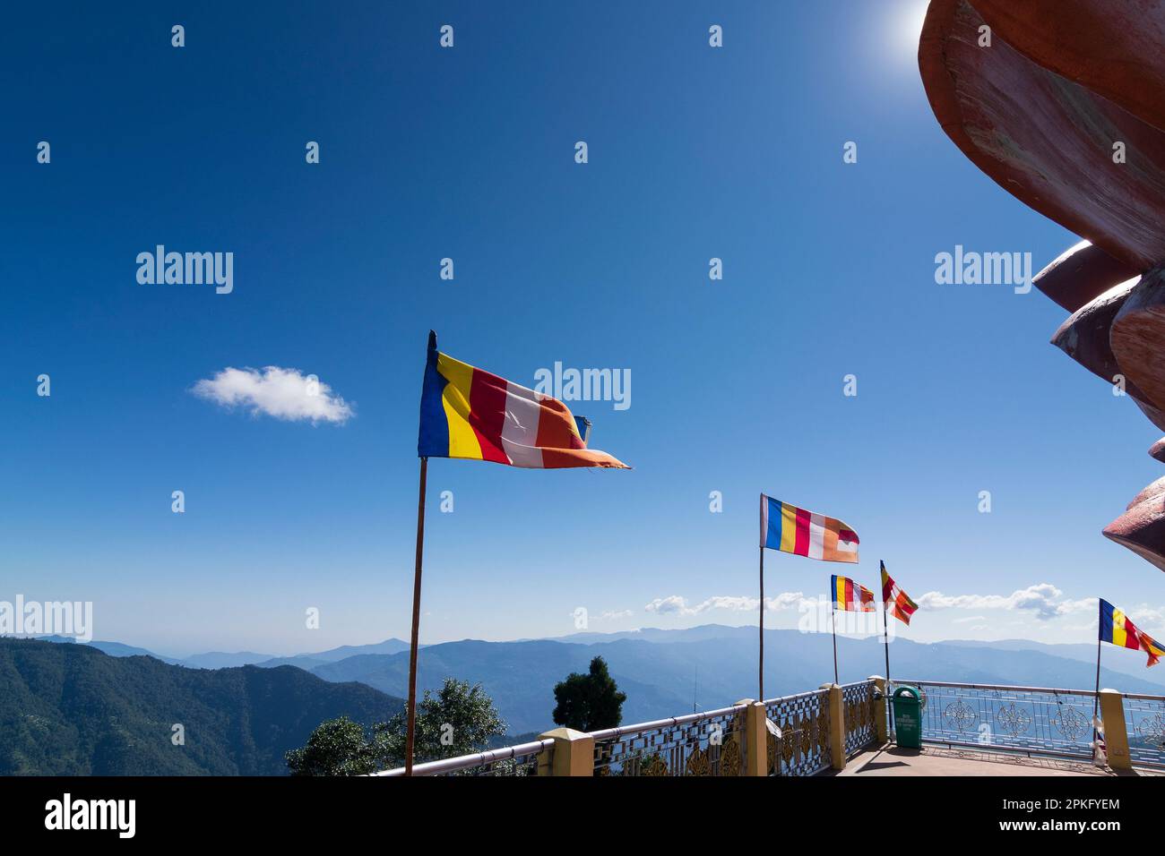 Farbenfrohe buddhistische Gebetsfahnen winken bei Sonnenschein im Samdruptse, dem riesigen buddhistischen Gedenkkloster in Sikkim, Indien. Stockfoto