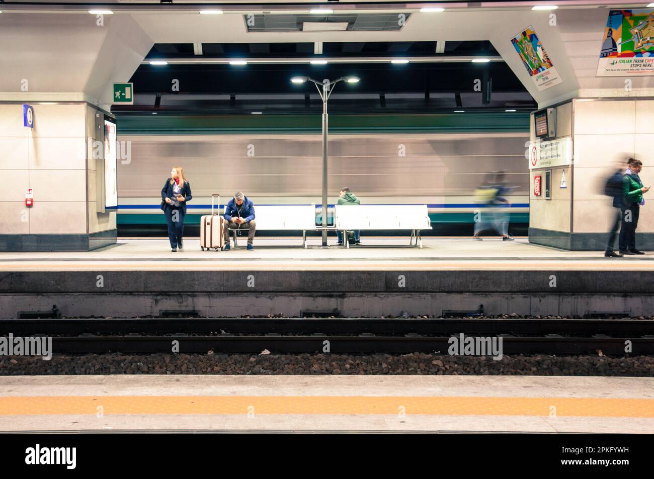 Europa, Italien, Turin. Bahnhof Posta Susa: Anrede Andrea Pinna Stockfoto