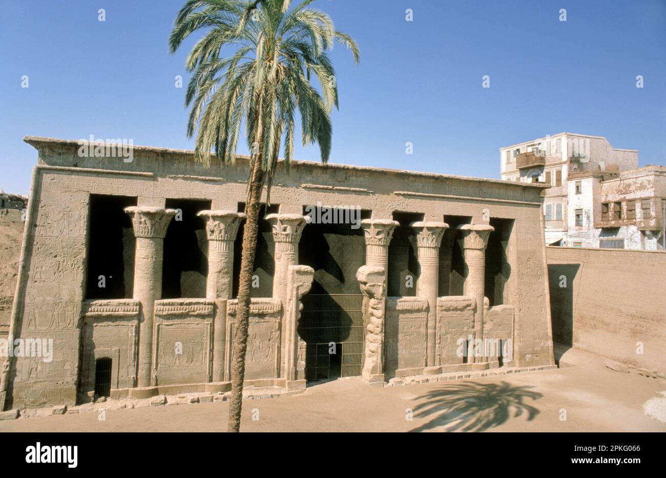 Der Tempel von Esna, dem gott Khnum gewidmet. Ägypten Eine Säulenhalle mit 24 Säulen mit Lotus und Palmen, einem der neuesten Tempel Stockfoto