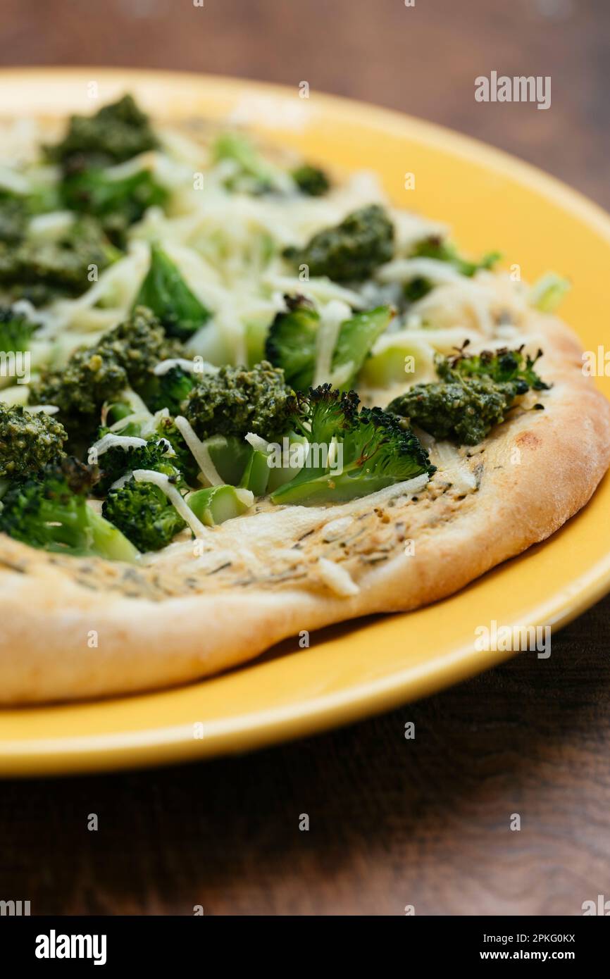Brokkoli pizza -Fotos und -Bildmaterial in hoher Auflösung – Alamy
