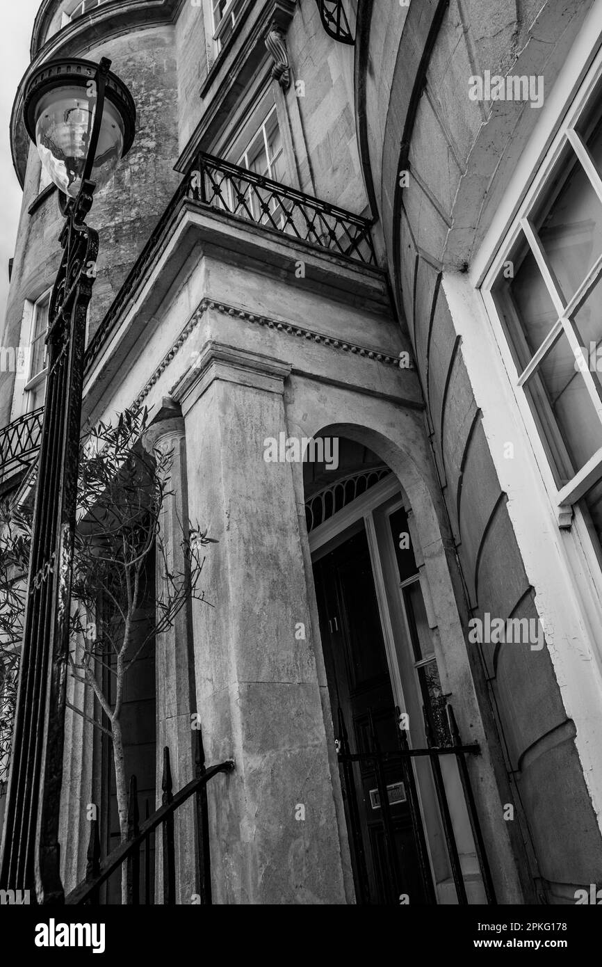 Abstraktes Bild der Bath-Architektur. Georgianische Straßenlampe, Portico, Balkon und Fenster. Bath, England. Badestein. Schwarzweißfoto. Stockfoto