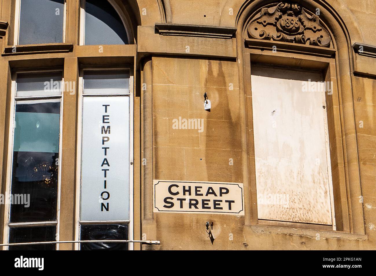 Abstrakte Wortspielverlockung für Billigkeit. Straßenschild Cheap Street, Bath, England. Konzeptverkauf, Verkauf, Wirtschaft, Geschäft, Einzelhandel. Stockfoto