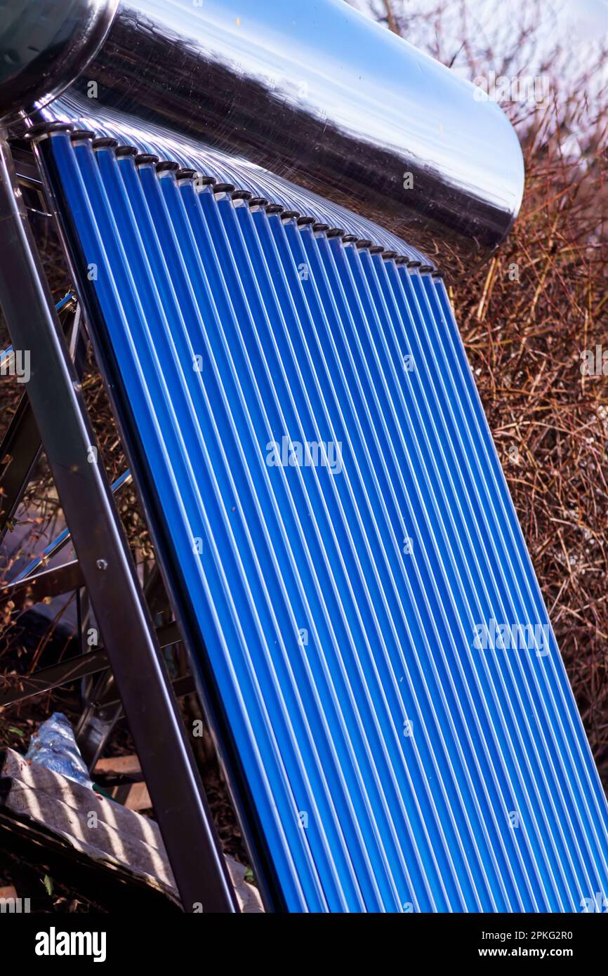 Solarkollektor in der Nähe des Hauses. Ein Gerät, das Solarenergie verwendet, um Wasser zu erwärmen. Umweltfreundliche und erneuerbare Energietechnologie. Reduzieren Sie die Abhängigkeit Stockfoto