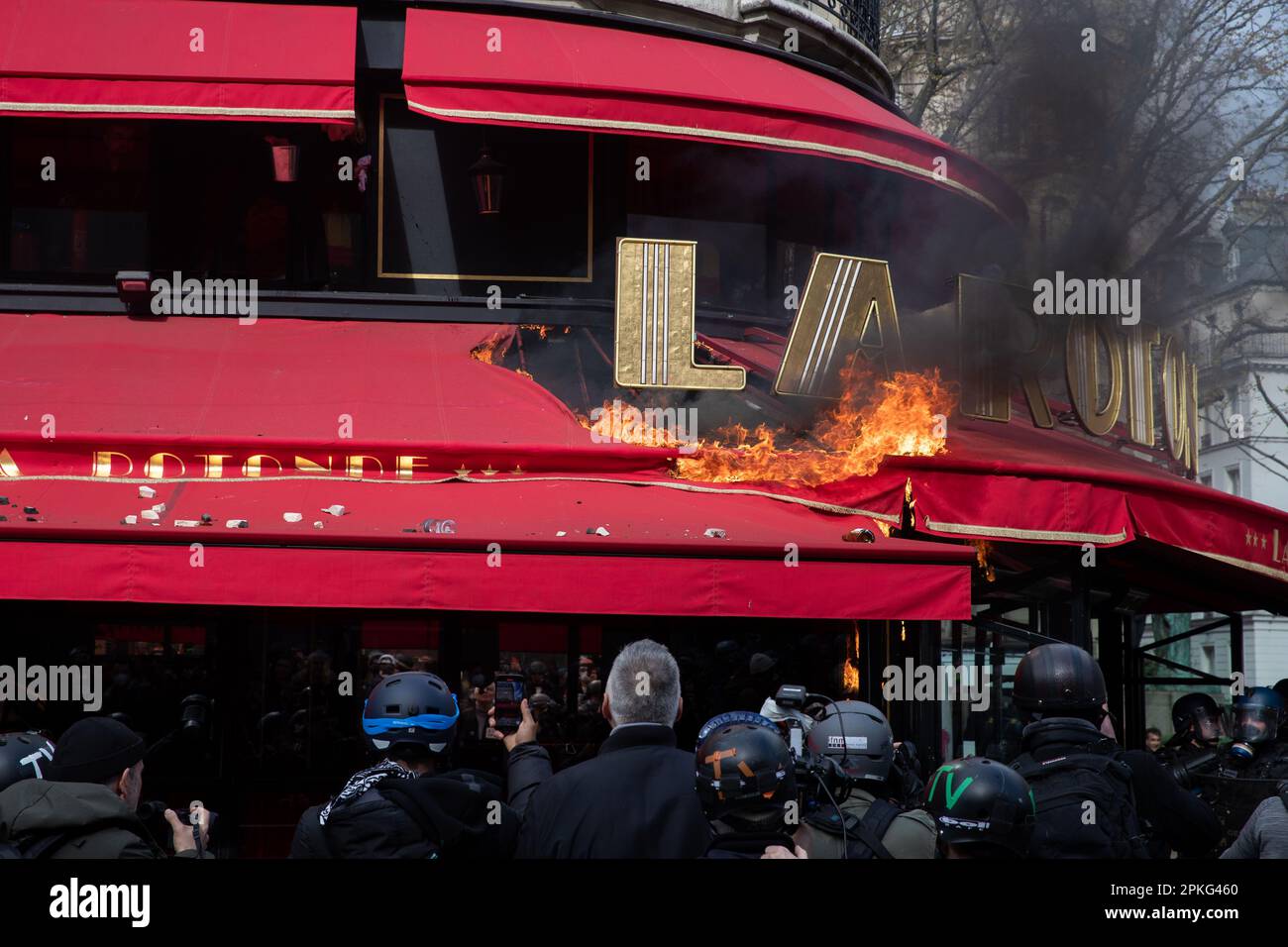 PARIS, Frankreich. 6. April 2023. Das Feuer bricht im La Rotonde Restaurent in Paris aus, als die Proteste gegen die Regierung fortgesetzt werden, nachdem sie das Rentenreformgesetz ohne Abstimmung unter Verwendung von Artikel 49,3 der Verfassung vorantreiben und einen Misstrauensantrag im parlament überleben Credit: Lucy North/Alamy Live News Stockfoto