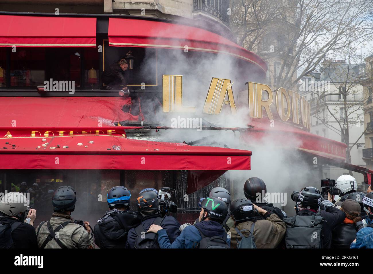PARIS, Frankreich. 6. April 2023. Das Feuer bricht im La Rotonde Restaurent in Paris aus, als die Proteste gegen die Regierung fortgesetzt werden, nachdem sie das Rentenreformgesetz ohne Abstimmung unter Verwendung von Artikel 49,3 der Verfassung vorantreiben und einen Misstrauensantrag im parlament überleben Credit: Lucy North/Alamy Live News Stockfoto