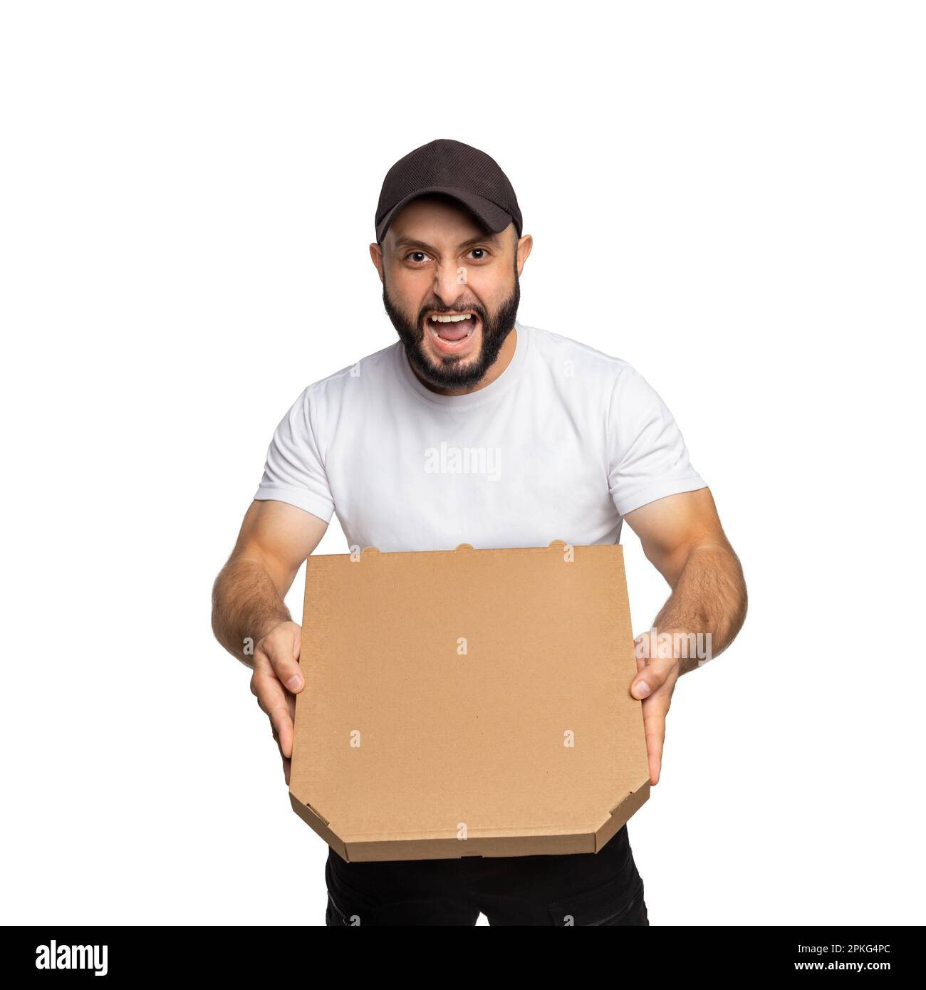 Ein junger bärtiger Mann demonstriert aggressiv eine geschlossene Pizzaschachtel isoliert auf weißem Hintergrund. Kann zur Darstellung Ihres eigenen Logos verwendet werden. Stockfoto