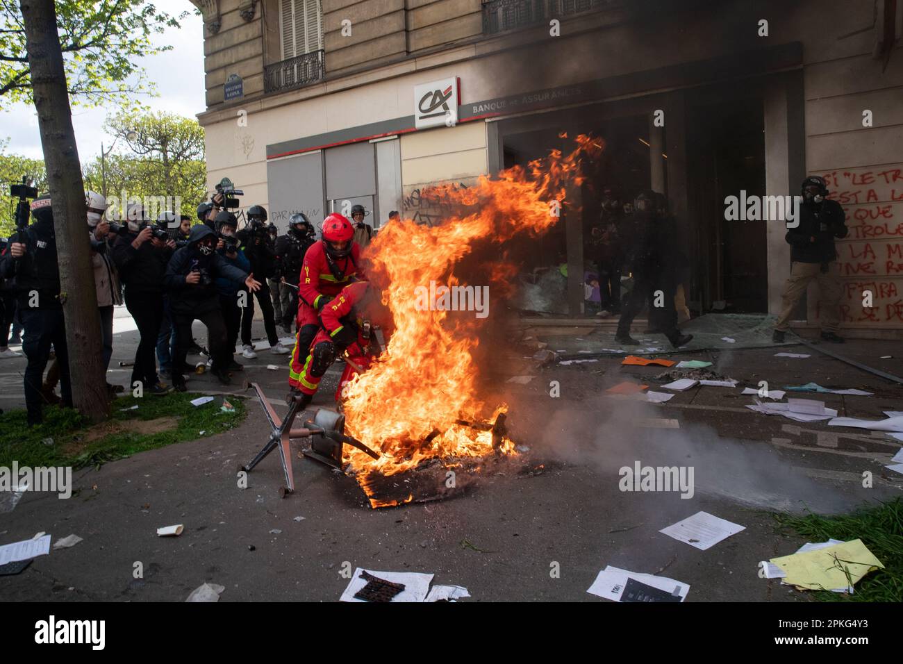PARIS, Frankreich. 6. April 2023. Die Proteste in Paris gehen weiter gegen die Regierung, nachdem sie das Rentenreformgesetz ohne Abstimmung unter Verwendung von Artikel 49,3 der Verfassung durchgesetzt und einen Misstrauensantrag im parlament bestanden hat Credit: Lucy North/Alamy Live News Stockfoto