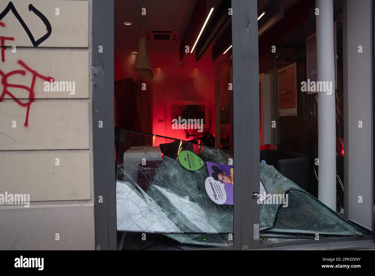 PARIS, Frankreich. 6. April 2023. Die Proteste in Paris gehen weiter gegen die Regierung, nachdem sie das Rentenreformgesetz ohne Abstimmung unter Verwendung von Artikel 49,3 der Verfassung durchgesetzt und einen Misstrauensantrag im parlament bestanden hat Credit: Lucy North/Alamy Live News Stockfoto