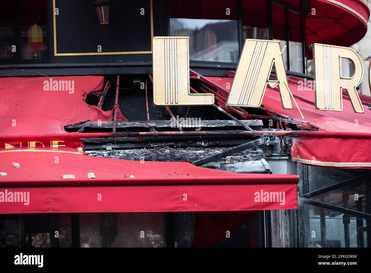 PARIS, Frankreich. 6. April 2023. Das Feuer bricht im La Rotonde Restaurant in Paris aus, als die Proteste gegen die Regierung fortgesetzt werden, nachdem sie das Rentenreformgesetz ohne Abstimmung unter Verwendung von Artikel 49,3 der Verfassung durchgesetzt und einen Misstrauensantrag im parlament überlebt hat Credit: Lucy North/Alamy Live News Stockfoto