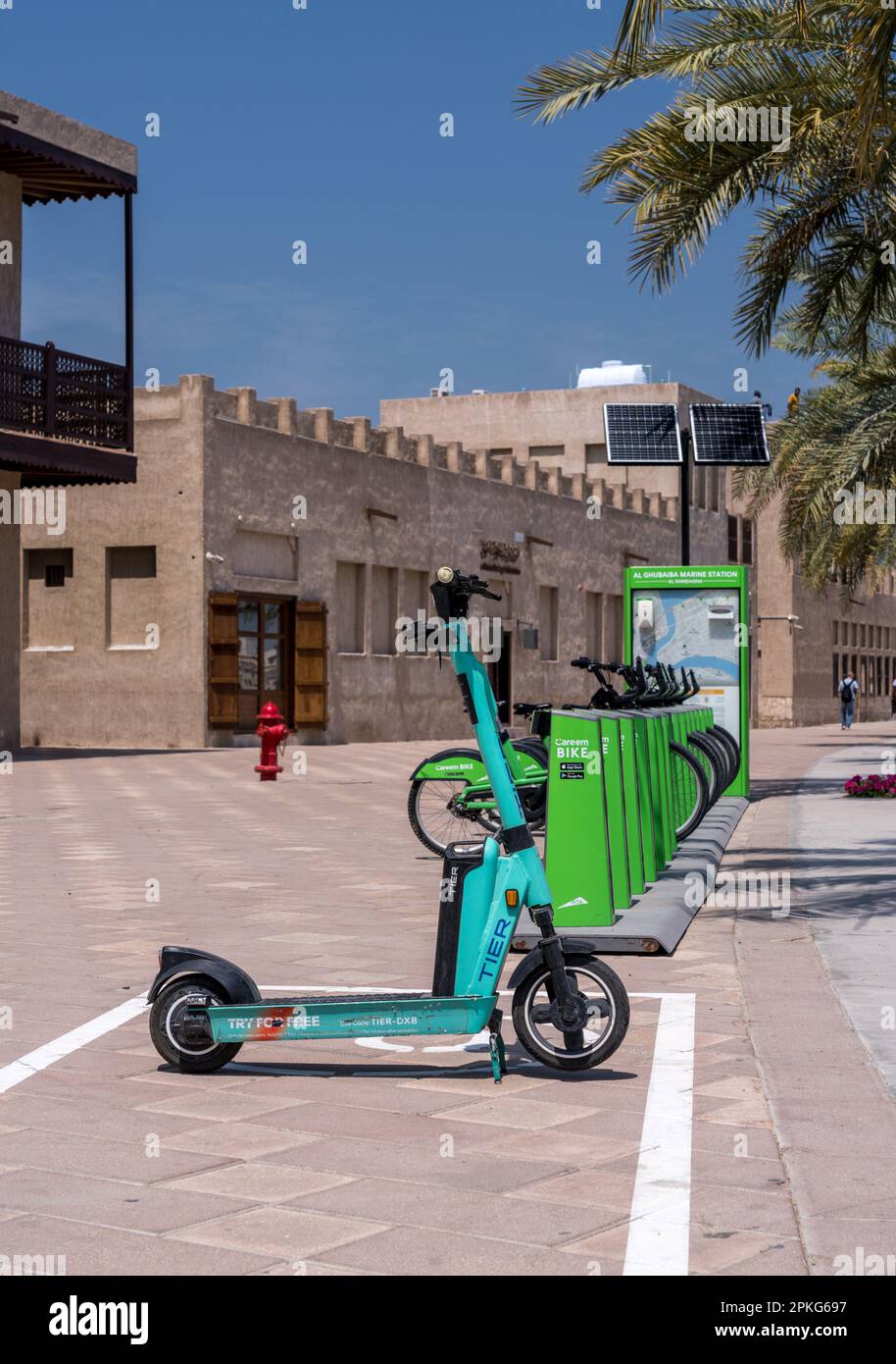 Dubai, Vereinigte Arabische Emirate - 31. März 2023: Careem Bike Rental and  Tier Roller in Al Shindagha District und Museum in Bur Dubai  Stockfotografie - Alamy