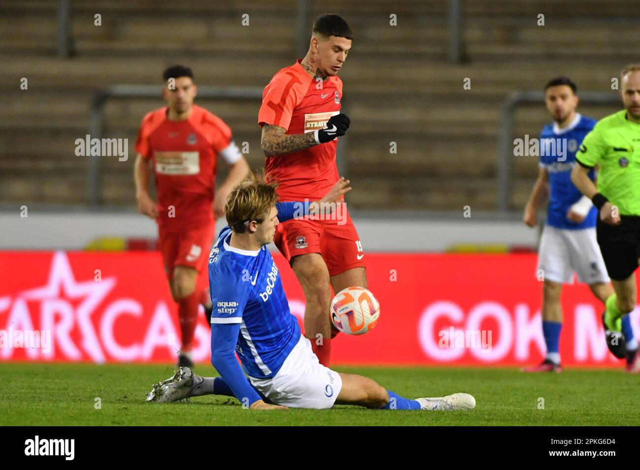 Lommel, Belgien. 07. April 2023. Jong Genks Matisse Didden und Denders Suer Barbaros Cukur Tiago wurden bei einem Fußballspiel zwischen Jong Genk (U23) und Dender EH am Freitag, den 07. April 2023 in Genk, am 6. Tag der Relegation Play-offs der 1B. Division der belgischen Meisterschaft „Challenger Pro League“ im Jahr 2022-2023 in Aktion gezeigt. BELGA FOTO JILL DELSAUX Kredit: Belga News Agency/Alamy Live News Stockfoto