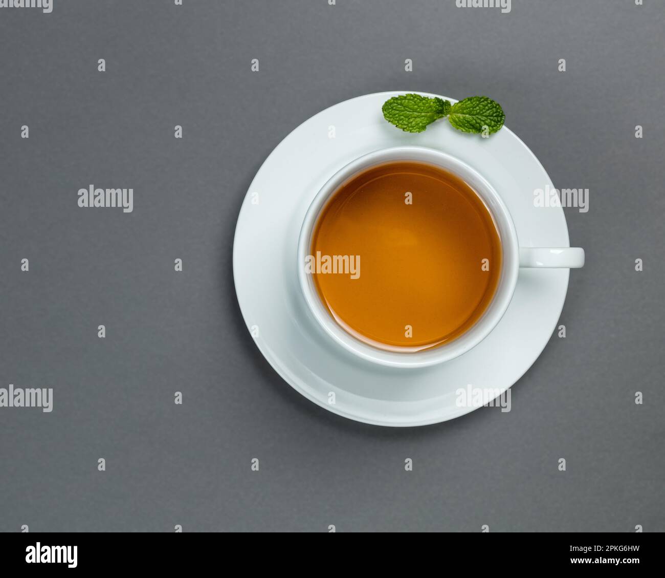 Weiße Teetasse auf festem Hintergrund Stockfoto