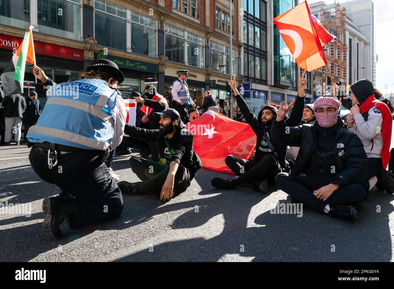London, Großbritannien. 7. April 2023 Protest vor der israelischen Botschaft in London, gefolgt von einem marsch als Reaktion auf den Angriff der israelischen Sicherheitskräfte auf die Al-Aqsa-Moschee in Jerusalem. Kredit: Andrea Domeniconi/Alamy Stockfoto