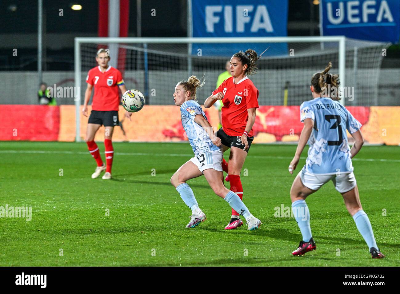 Elena Dhont und Sarah Zadrazil (9) aus Österreich wurden am Freitag, den 7. April 2023 in Wiener Neustadt in Österreich bei einem Freundschaftsspiel zwischen den österreichischen und belgischen Nationalmannschaften namens Red Flames gezeigt . FOTO SPORTPIX | STIJN AUDOOREN Kredit: Sportpix/Alamy Live News Stockfoto