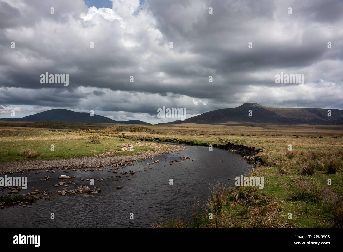 Der Owenduff River, eine beeindruckende Landschaft der weiten und abgelegenen Torfgebiete am Rand des Wild Nephin National Park, co Mayo, Irland. Stockfoto