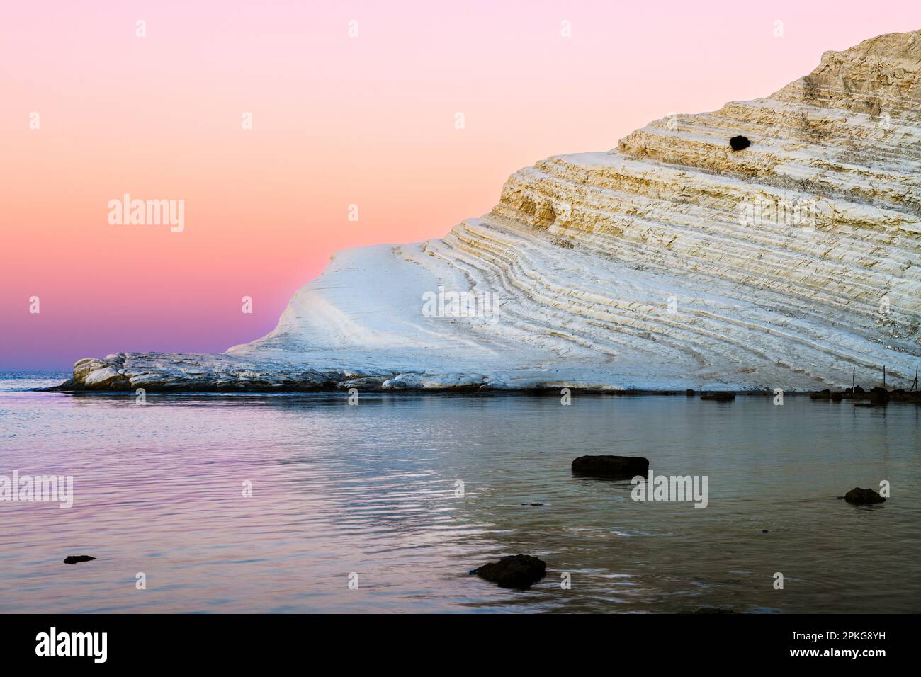 Felsige Klippen der Türken in Agrigento, Sizilien, Italien bei Sonnenaufgang. Stockfoto