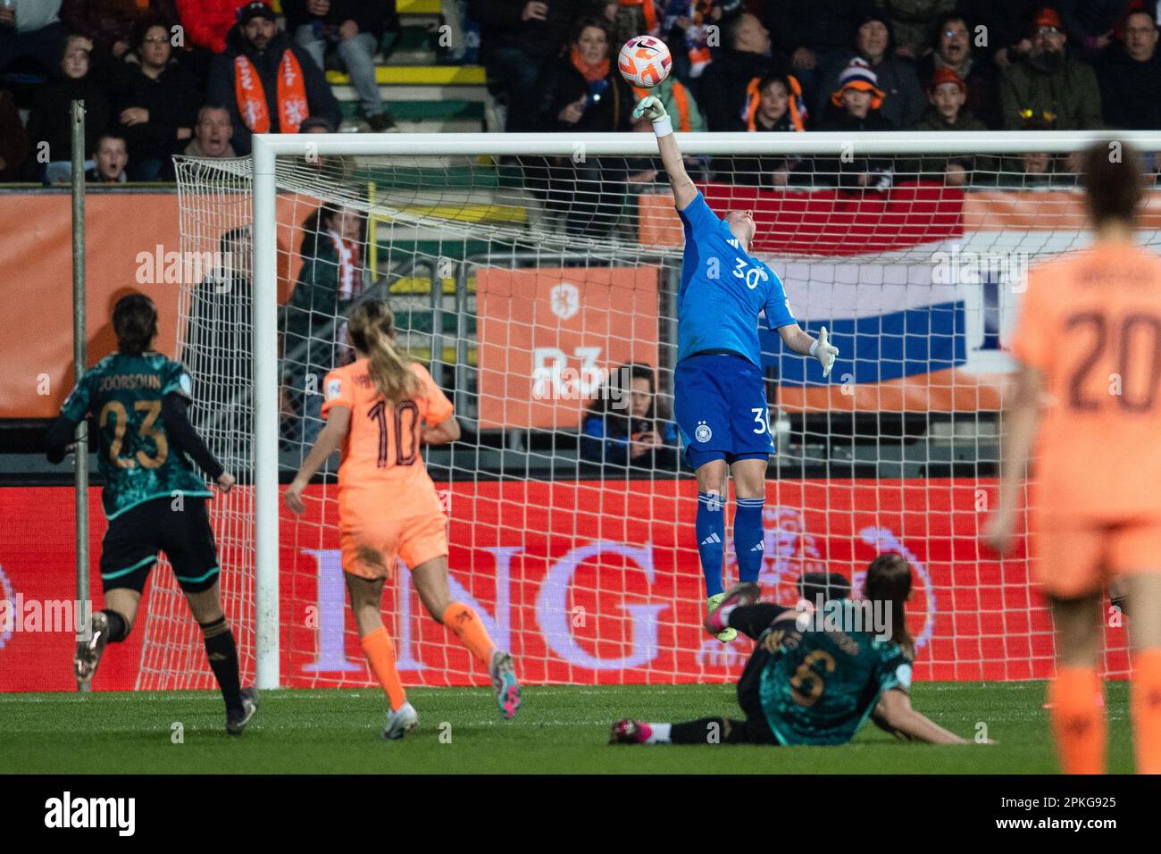 Sittard Geleen, Niederlande. 07. April 2023. Fußball, Frauen: Internationale Wettkämpfe, Niederlande - Deutschland, Fortuna Sittard Stadion. Die deutsche Torhüterin Ann-Katrin Berger lenkt einen Torschuss von Daniëlle van de Donk (2. von links) der Niederlande ab. Kredit: Marius Becker/dpa/Alamy Live News Stockfoto