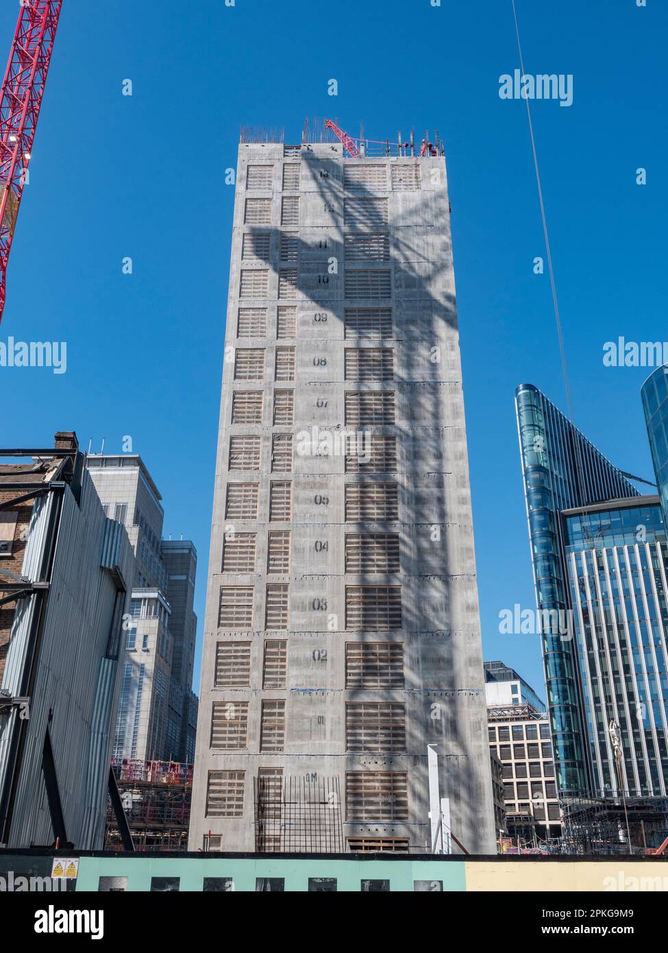 Ein teilweise gebauter Aufzugschacht aus Beton in der Mitte der Farringdon Street, im Zentrum von London, Großbritannien. Stockfoto