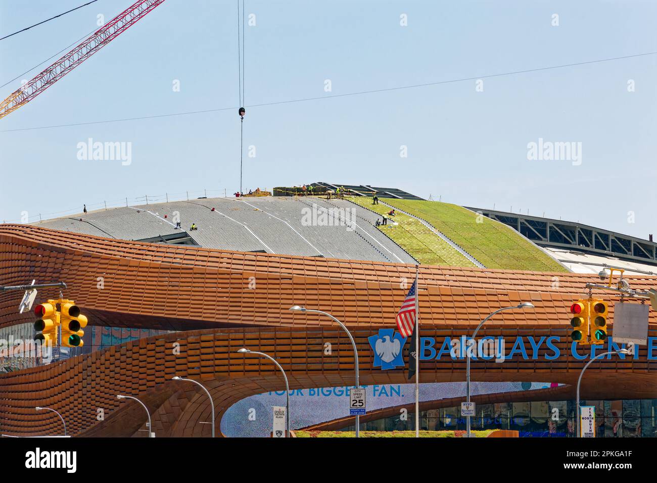 Barclays Center, Mai 2015: Baukräne auf der Atlantic Avenue und der Flatbush Avenue, während Crews ein grünes Dach über der Arena installieren. Stockfoto