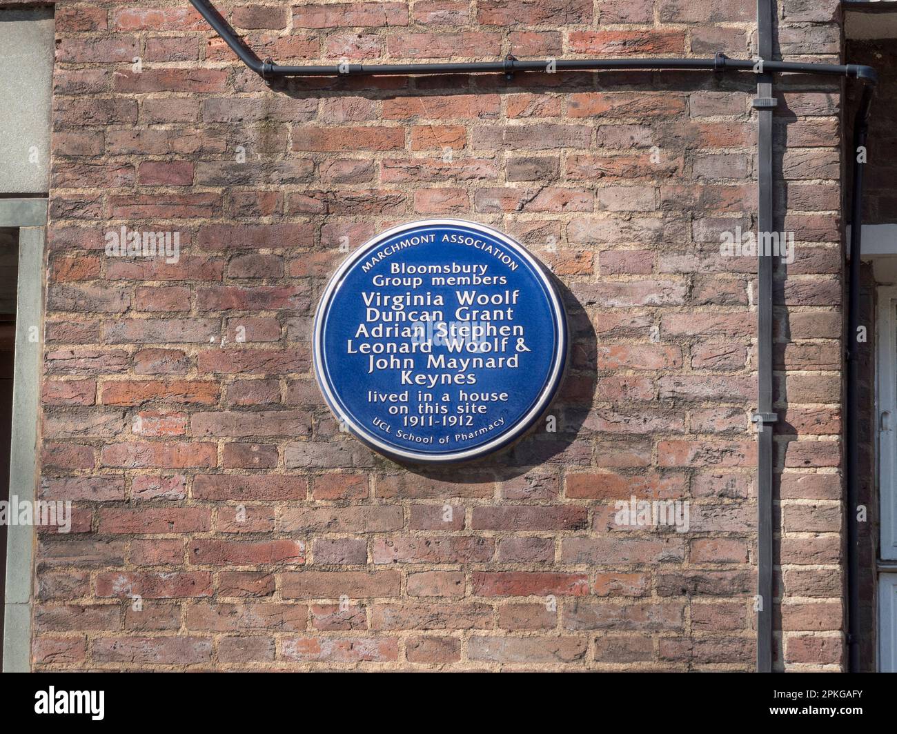 Blaue Plakette für die Mitglieder der Bloomsbury Group (Virginia Woolf, John Meynard Keynes usw. siehe Hinweise), UCL School of Pharmacy, London, Großbritannien. Stockfoto