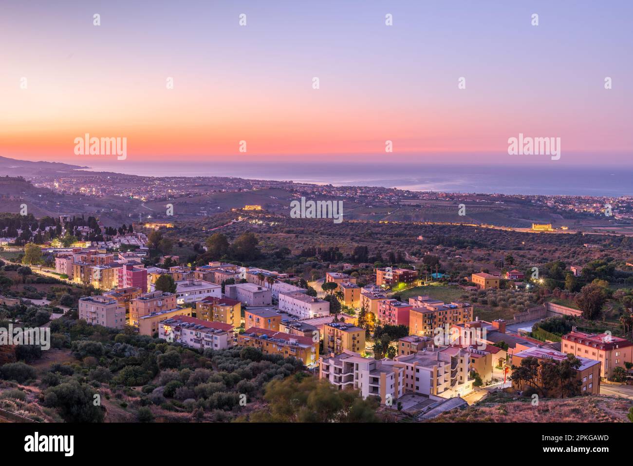 Agrigento, Sizilien, Italien, Stadtbild in Richtung Tal der Tempel und Mittelmeer bei Sonnenaufgang. Stockfoto