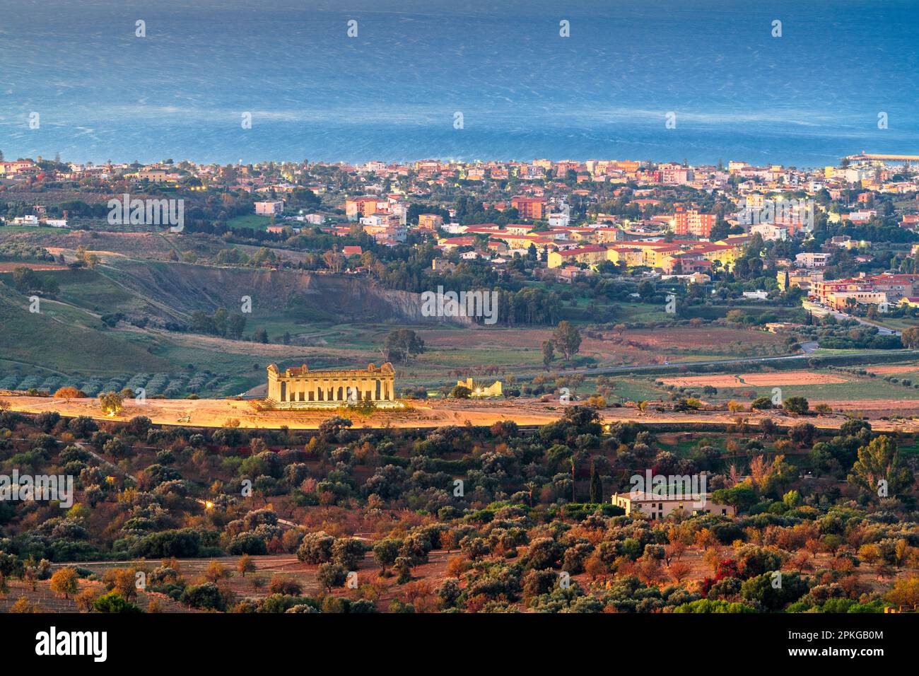 Agrigento, Sizilien, Italien, Stadtbild in Richtung Tal der Tempel und Mittelmeer bei Sonnenaufgang. Stockfoto