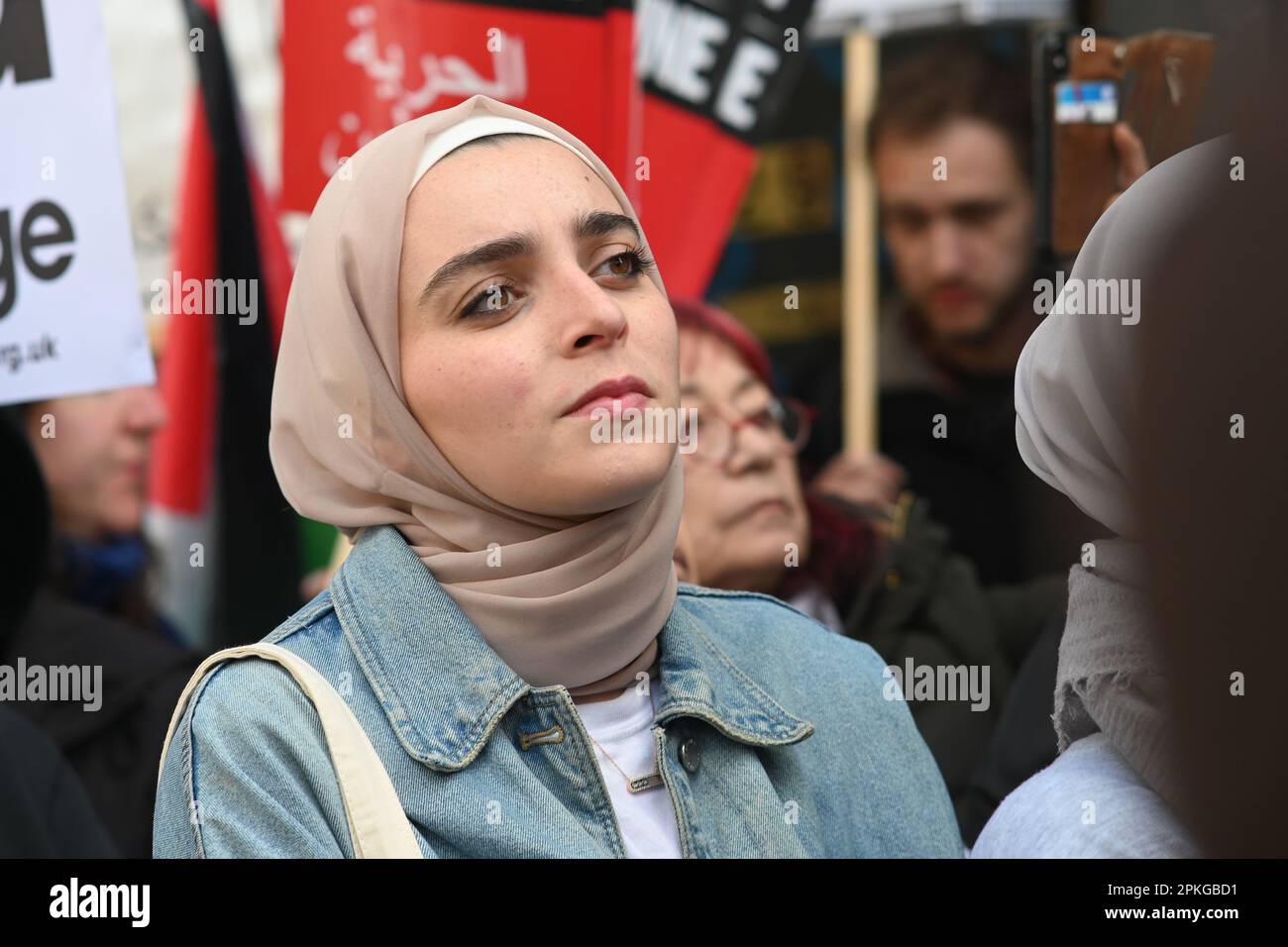 Israelische Botschaft, London, Großbritannien. 7. April 2023. Demonstration gegen den israelischen Polizeiüberfall auf die Al-Aqsa-Moschee. Während die Palästinenser friedlich und unbewaffnet in der Al-Aqsa-Moschee beten. Ein Video erscheint auf Twitter die israelische Polizei benutzt den Waffenpunkt, die Brutalität schlägt Palestian in der Al-Aqsa-Moschee und Menschen schreien und Kinder weinen. Aktivisten und Demonstranten rufen heraus, wo die Demokratie in Isreal außerhalb der isrealen Botschaft ist. Kredit: Siehe Li/Picture Capital/Alamy Live News Stockfoto