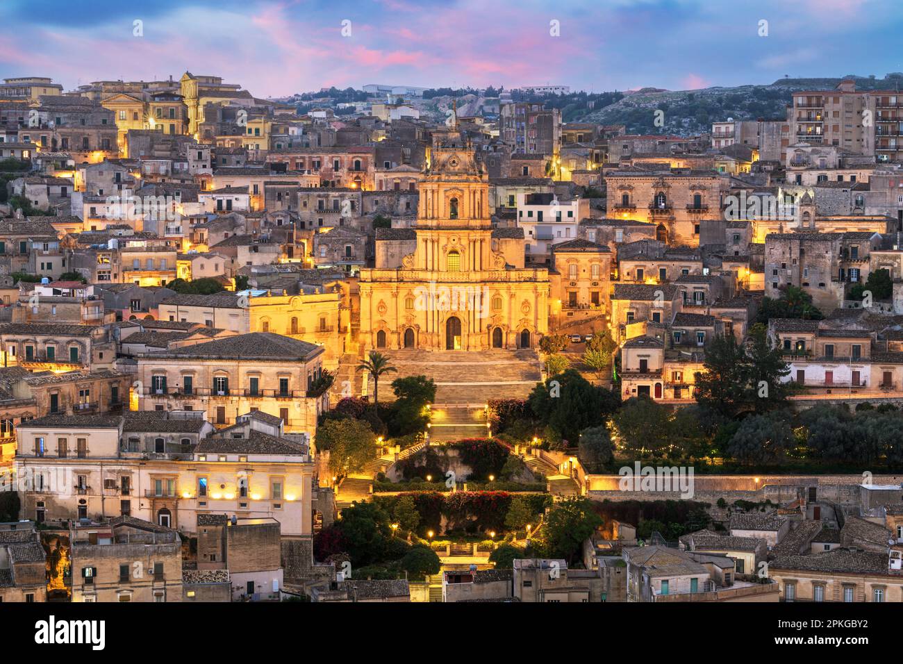 Modica, Sizilien, Italien mit der Kathedrale von San Giorgio in der Abenddämmerung. Stockfoto