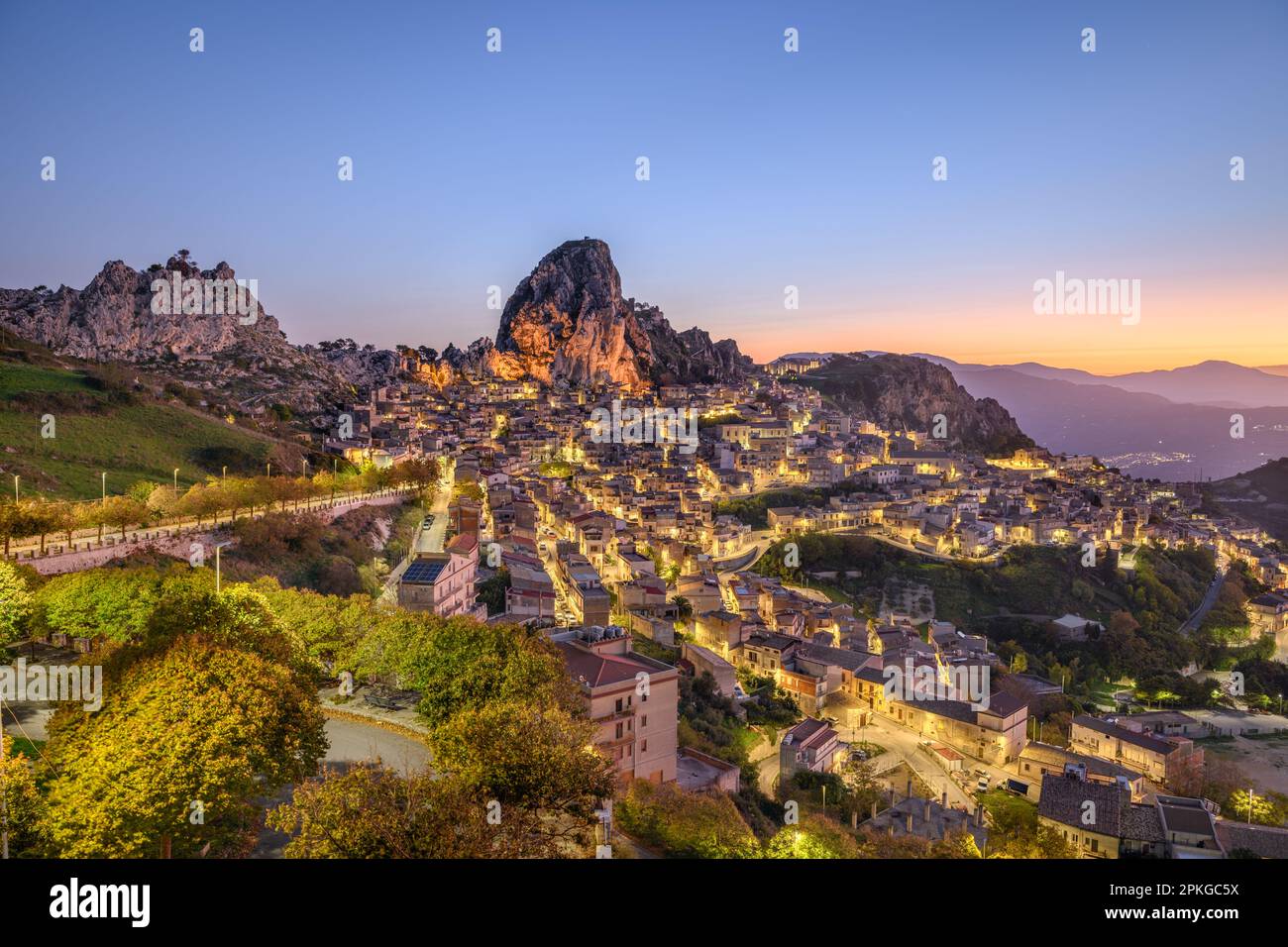 Caltabellota, Sizilien, Italien, historische Stadt in Sizilien bei Dämmerung. Stockfoto