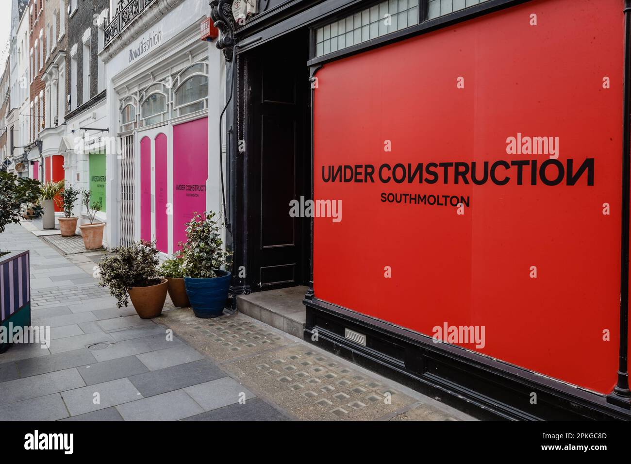 Under Construction-Schild an der Vorderseite mehrerer Unternehmen auf der berühmten, wohlhabenden South Molton Street in Londons Mayfair. Stockfoto